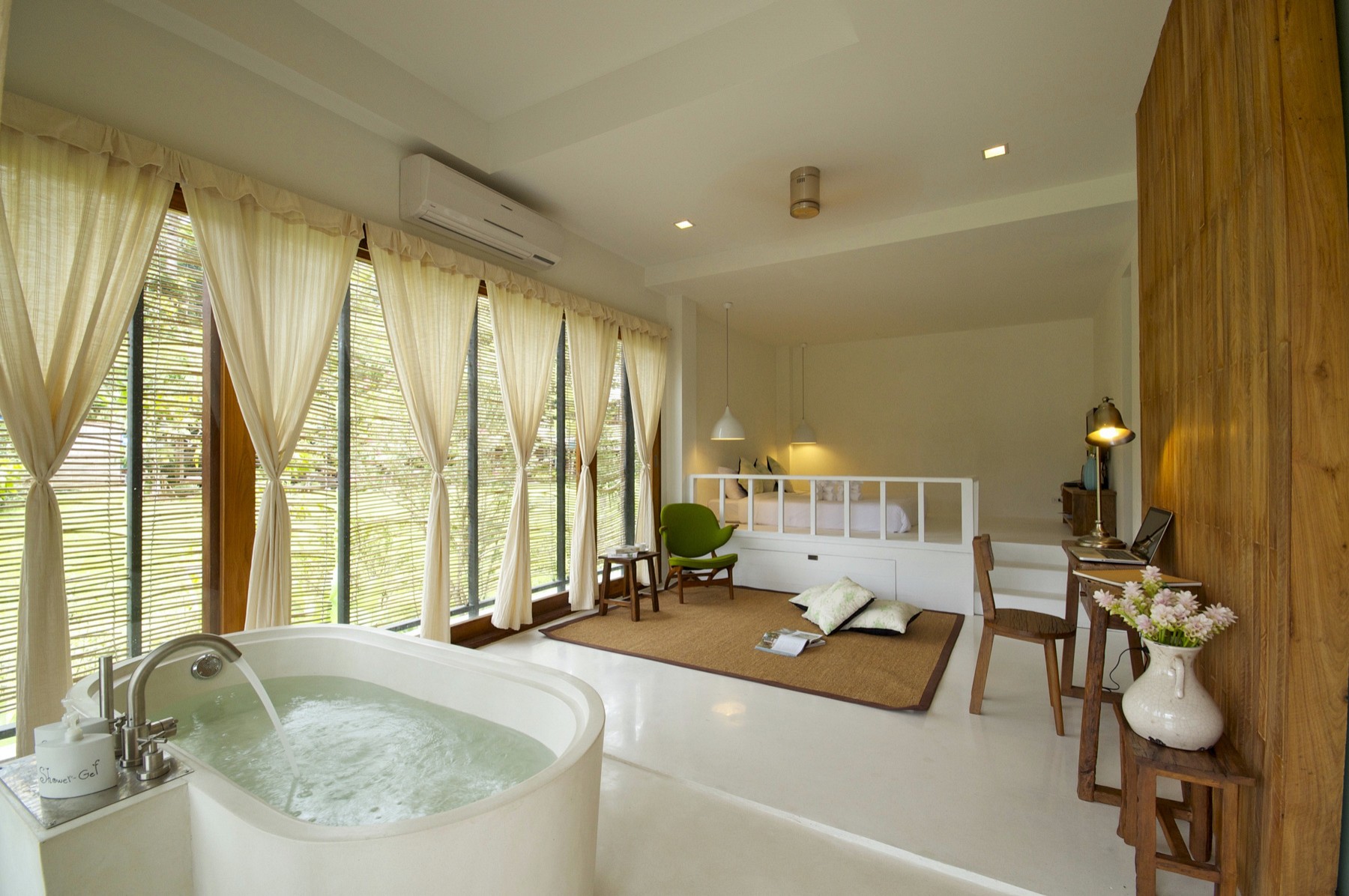 Luxury Suite with Bathtub