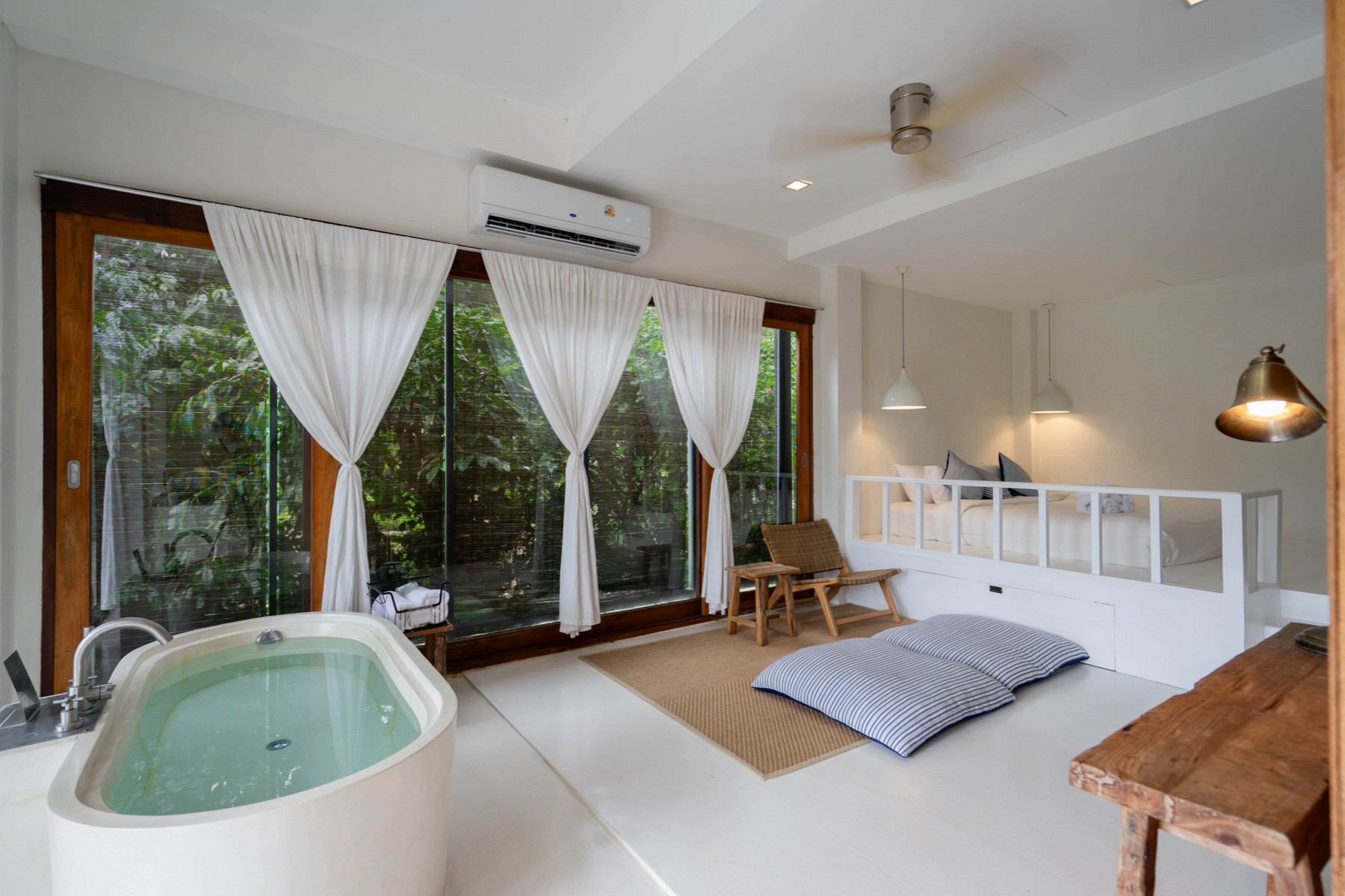 Luxury Suite with Bathtub