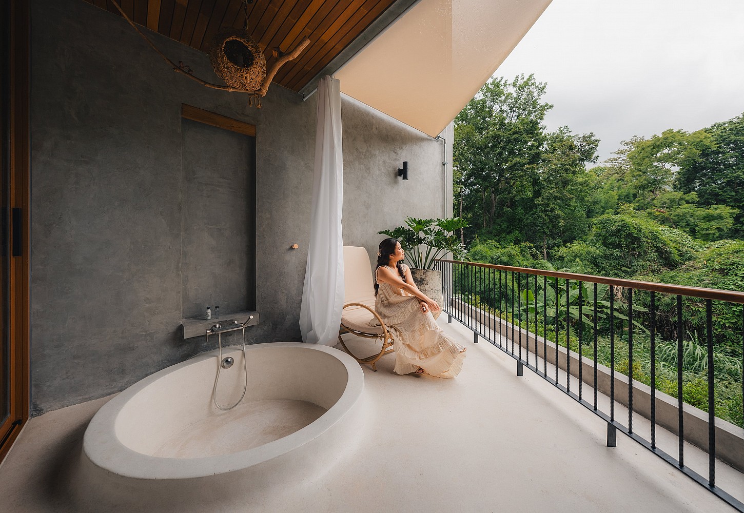Luxury Suite (Bathtub on the balcony)